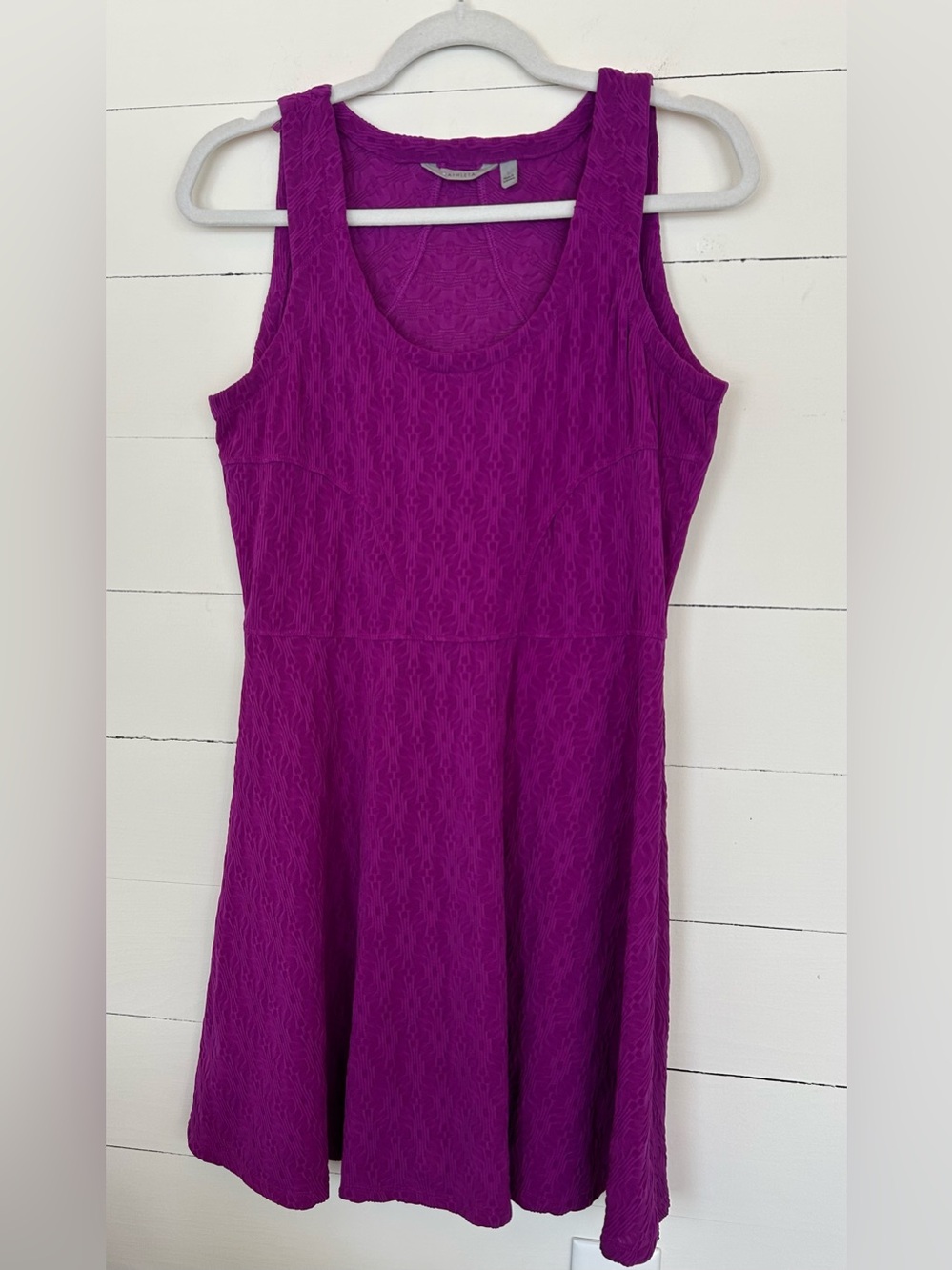 Athleta Sleeveless Textured Scoop Dress in a Berry Color, Size Large